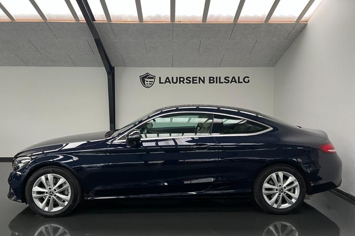Blå Mercedes C300 fra 2018