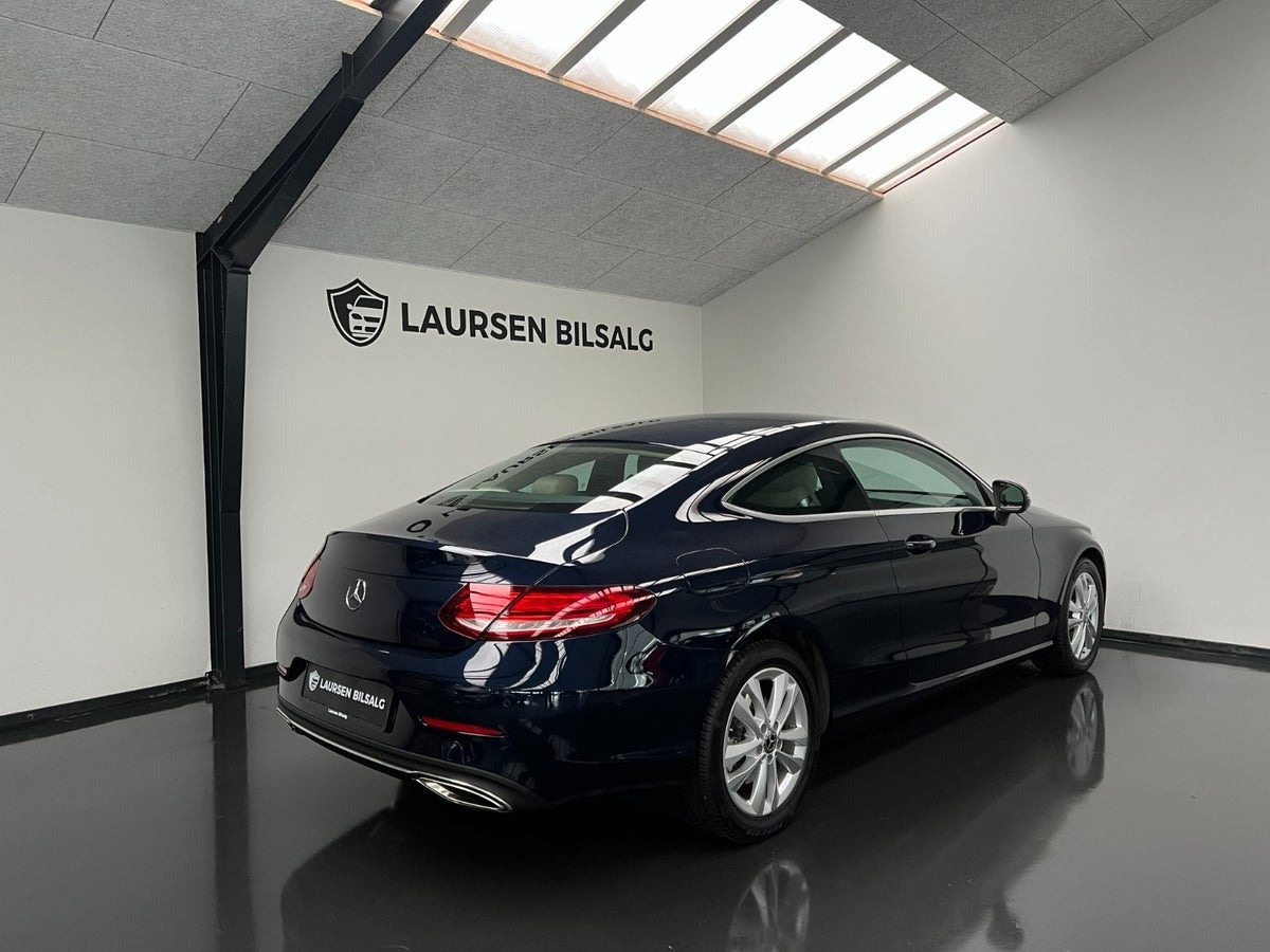 Blå Mercedes C300 fra 2018