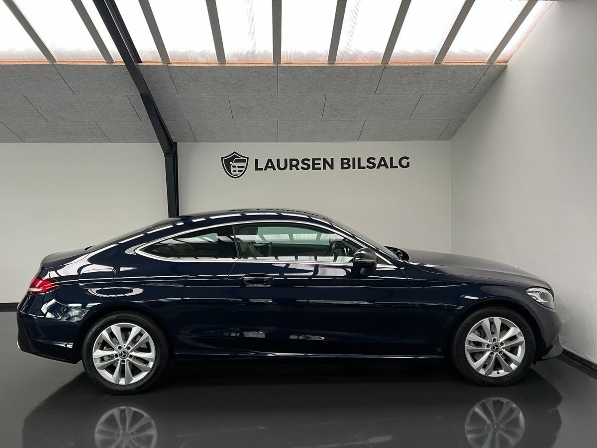Blå Mercedes C300 fra 2018