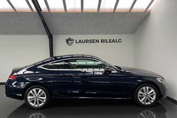 Blå Mercedes C300 fra 2018