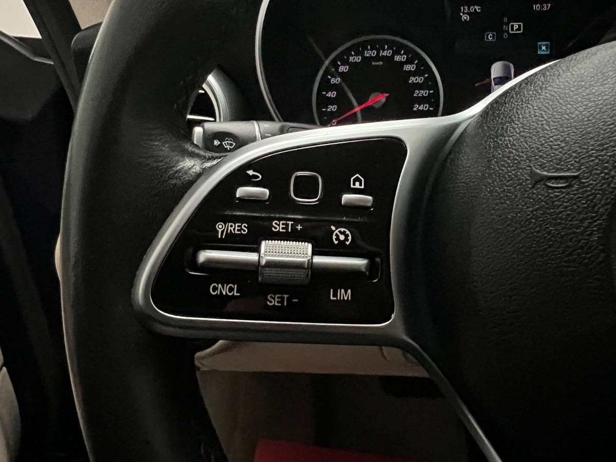 Blå Mercedes C300 fra 2018