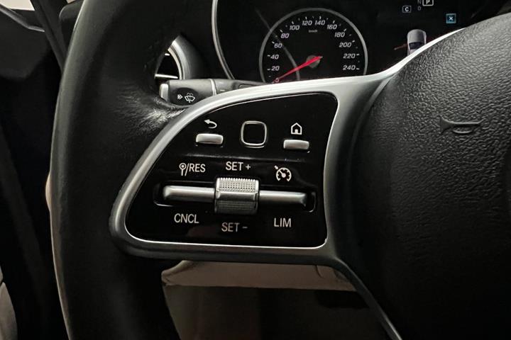 Blå Mercedes C300 fra 2018