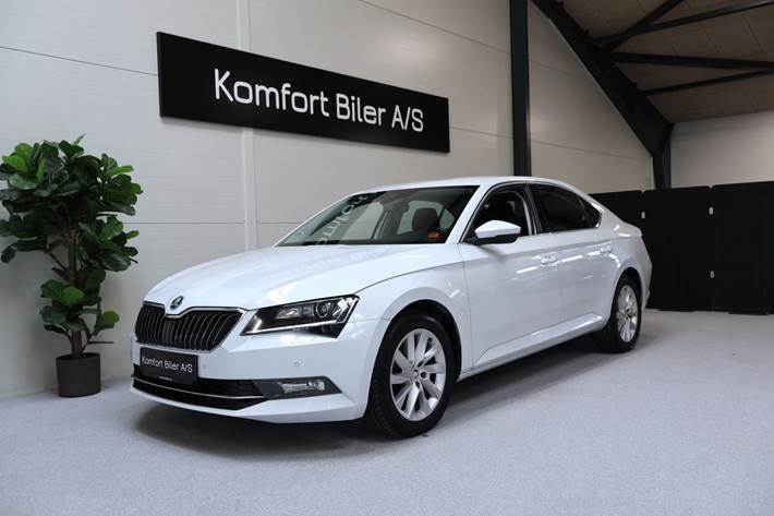 Hvid Skoda Superb fra 2017