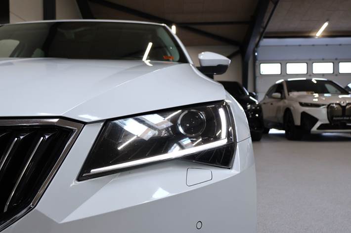 Hvid Skoda Superb fra 2017