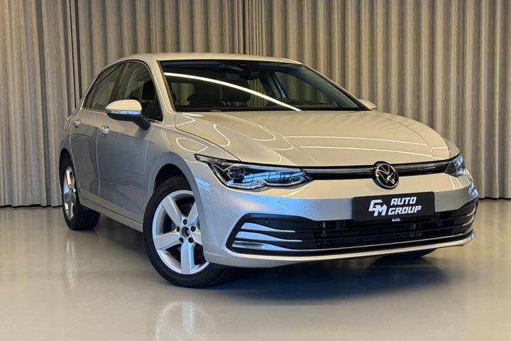 Sølv VW Golf VIII fra 2021 set udefra