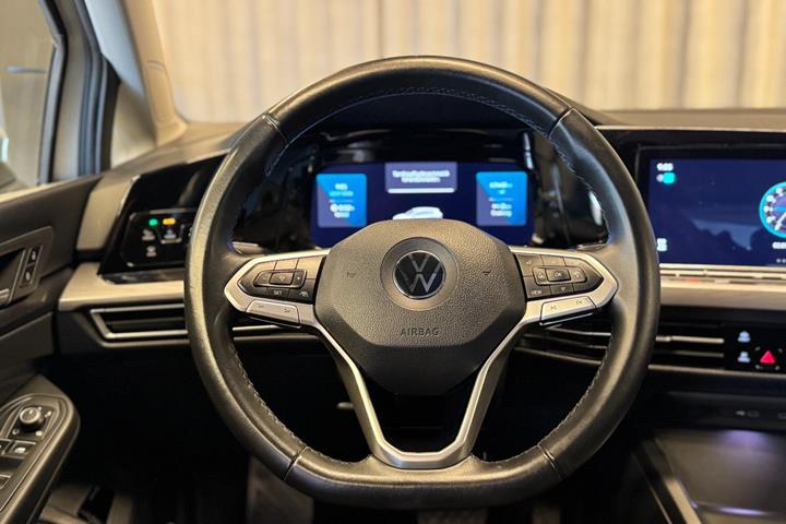 Sølv VW Golf VIII fra 2021