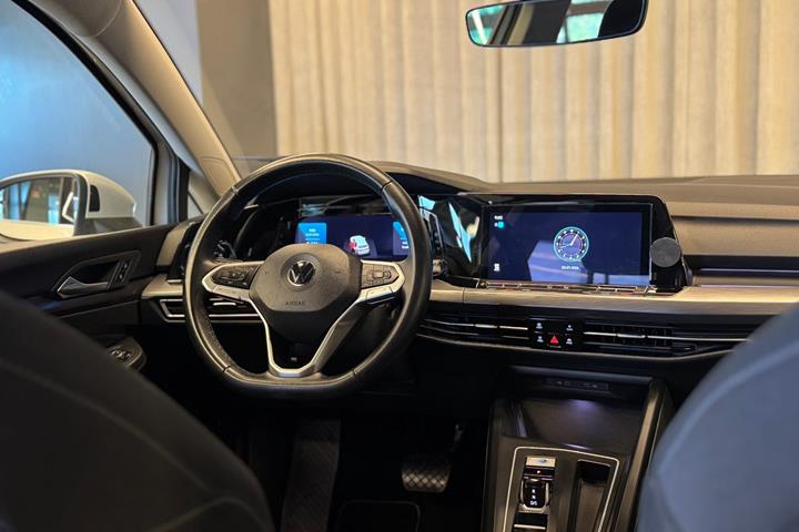 Sølv VW Golf VIII fra 2021