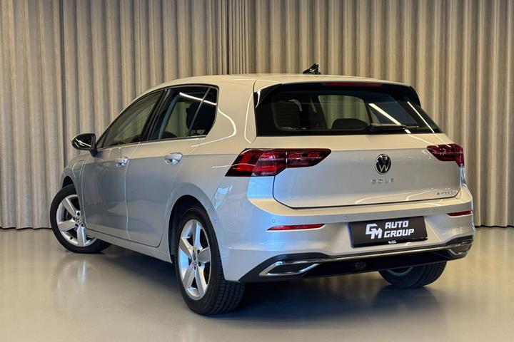 Sølv VW Golf VIII fra 2021