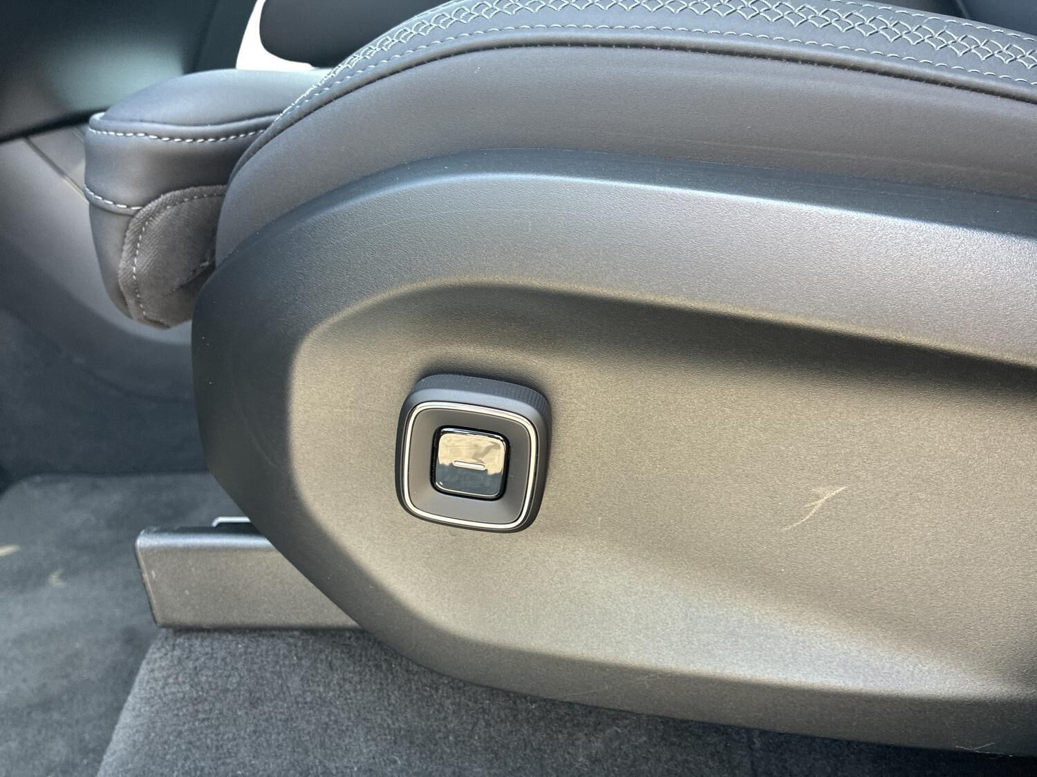 Sort Volvo EX90 fra 2025