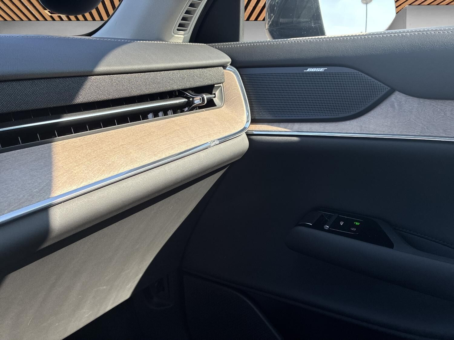 Sort Volvo EX90 fra 2025
