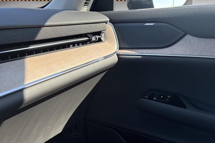 Sort Volvo EX90 fra 2025