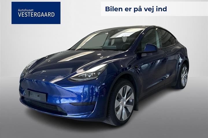 Blå Tesla Model Y fra 2023 set udefra