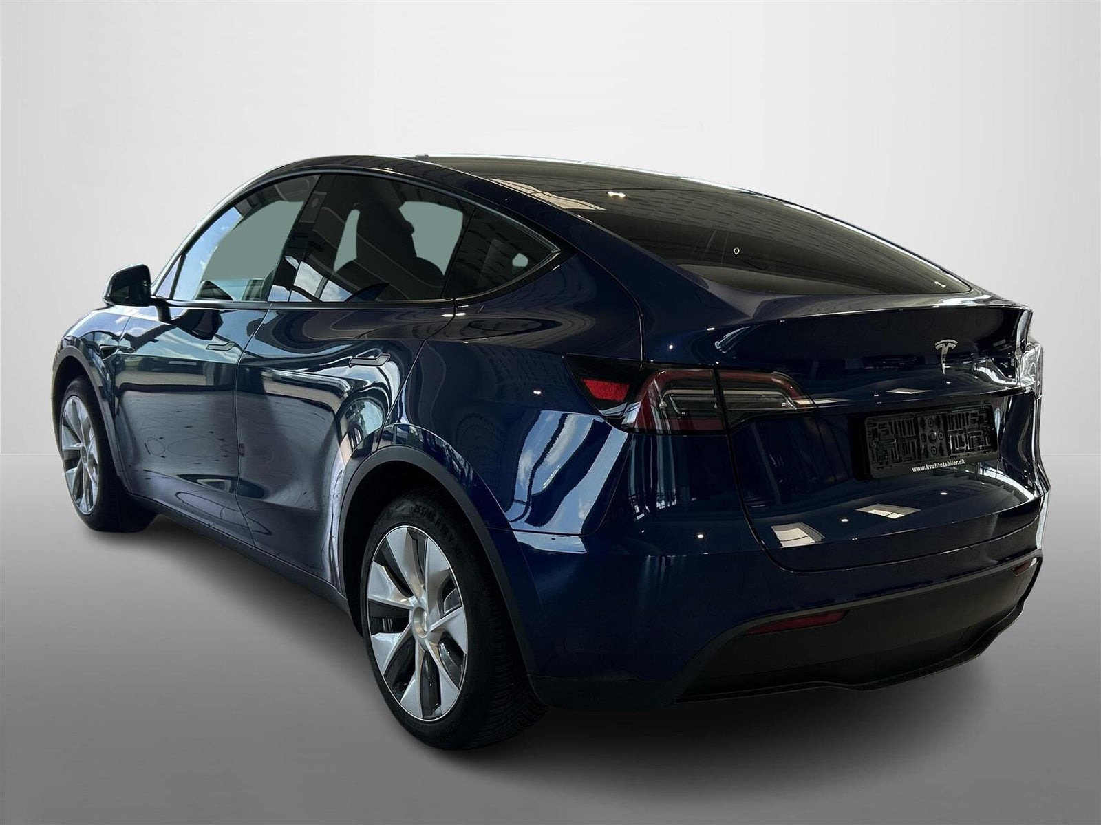 Blå Tesla Model Y fra 2023