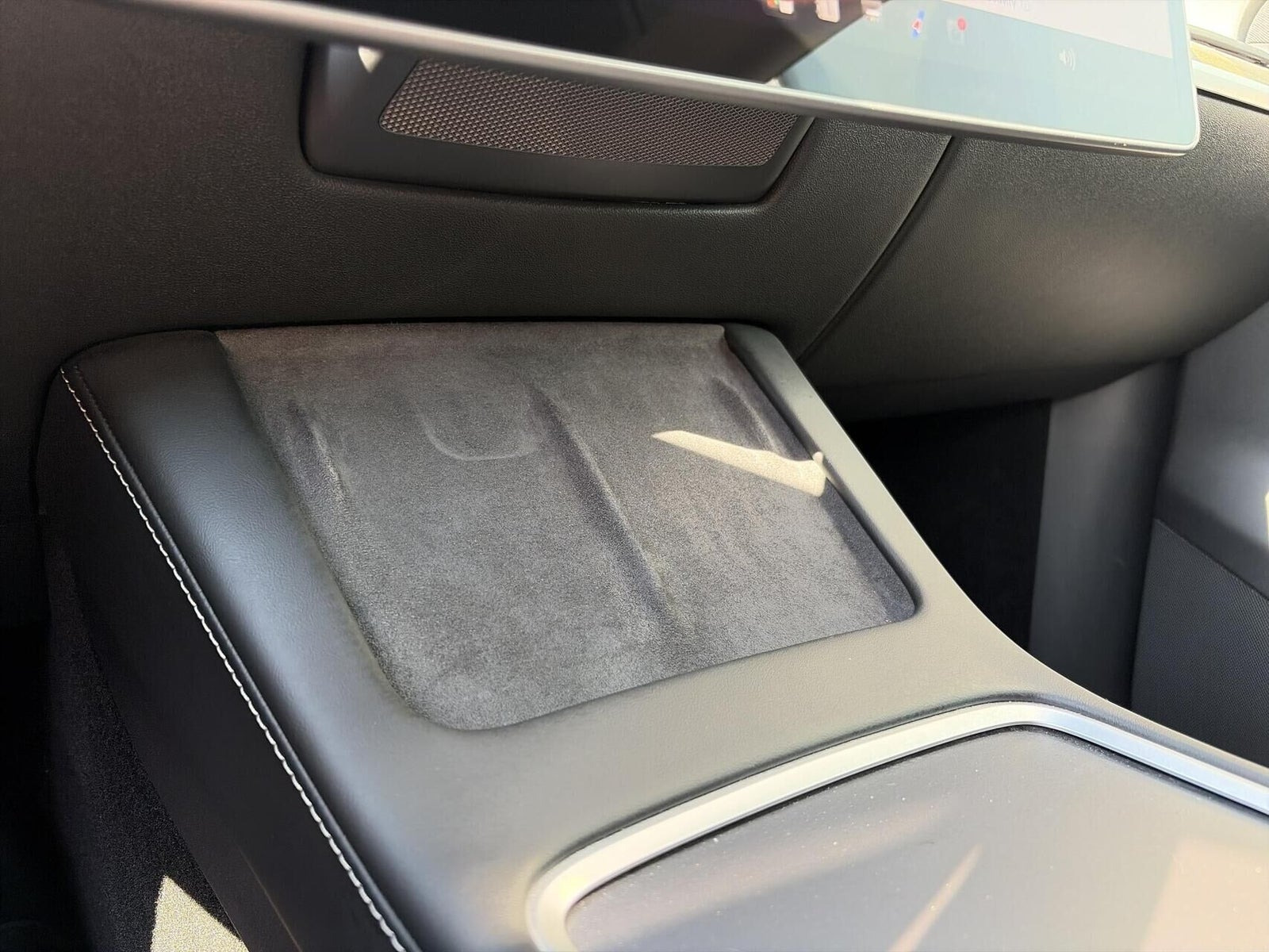 Blå Tesla Model Y fra 2023