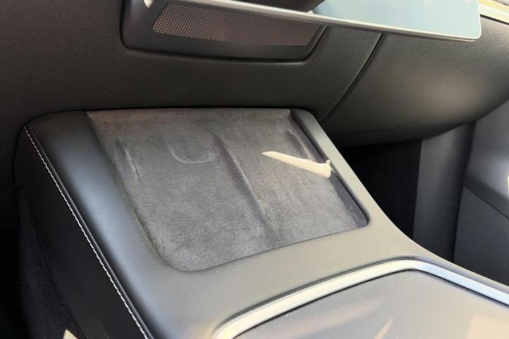 Blå Tesla Model Y fra 2023