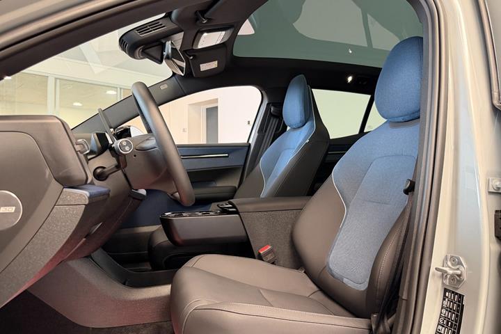 Grå Volvo EX30 fra 2024