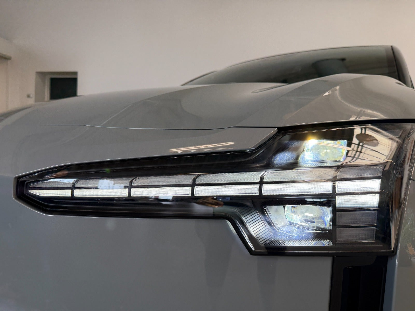 Grå Volvo EX30 fra 2024