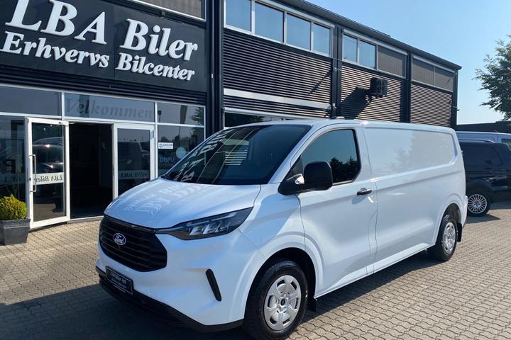 Hvid Ford Transit Custom 320 L2 fra 2025 set udefra