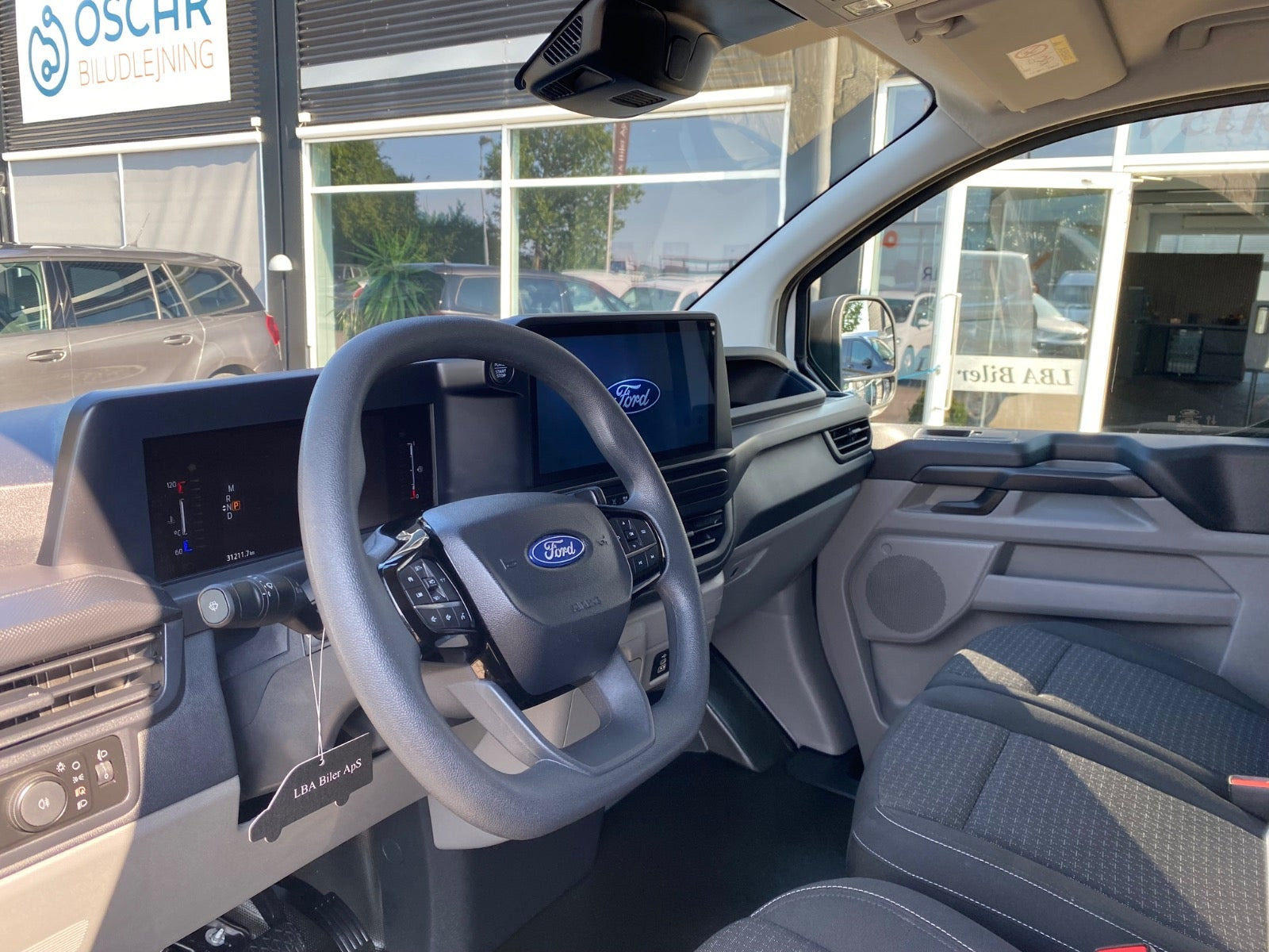 Hvid Ford Transit Custom 320 L2 fra 2025