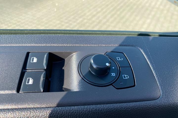 Hvid Ford Transit Custom 320 L2 fra 2025