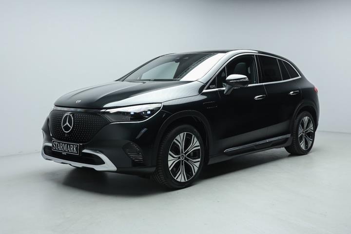 Grøn Mercedes EQE350 SUV fra 2023 set udefra