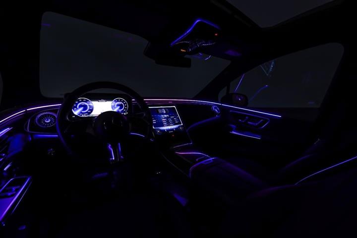 Grøn Mercedes EQE350 SUV fra 2023