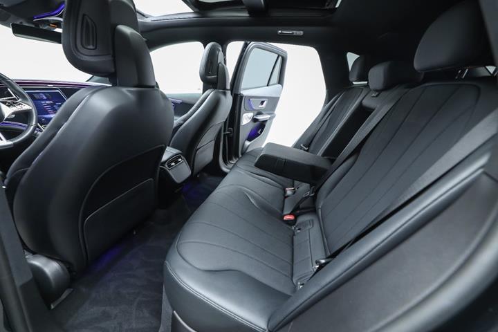 Grøn Mercedes EQE350 SUV fra 2023