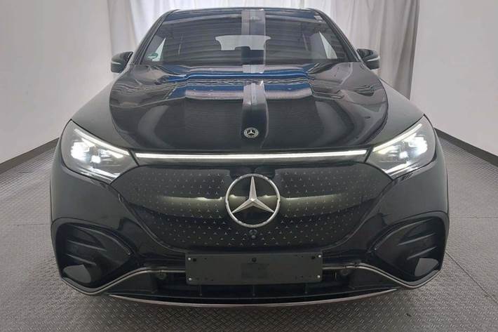 Sort Mercedes EQE500 SUV fra 2023