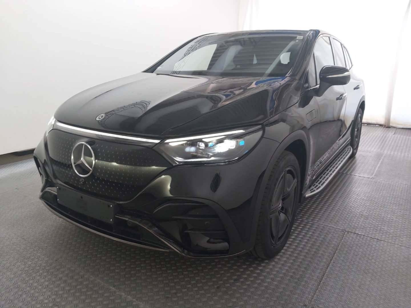 Sort Mercedes EQE500 SUV fra 2023