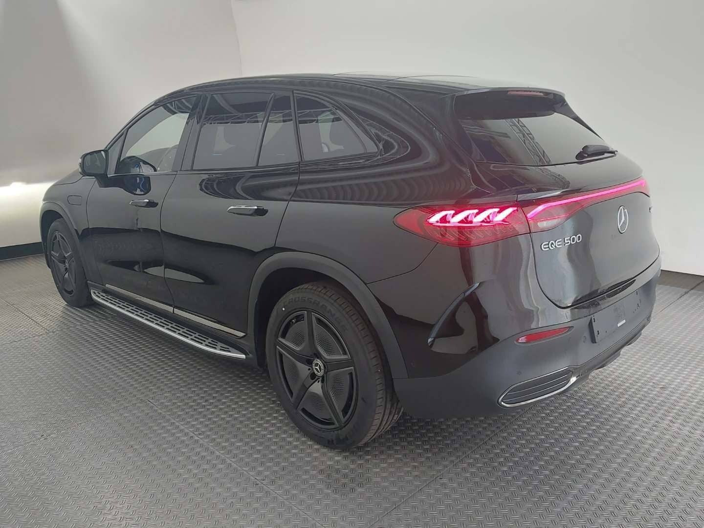 Sort Mercedes EQE500 SUV fra 2023