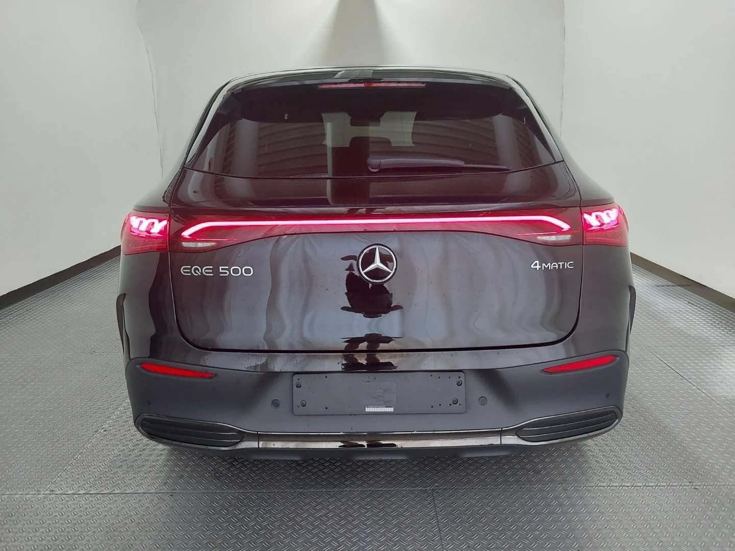 Sort Mercedes EQE500 SUV fra 2023