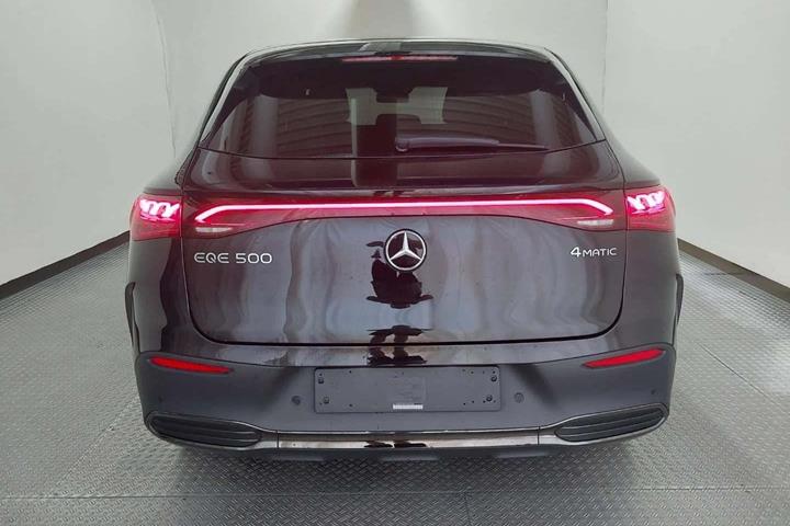 Sort Mercedes EQE500 SUV fra 2023