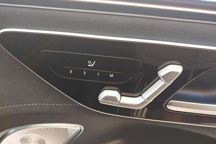 Sort Mercedes EQE500 SUV fra 2023
