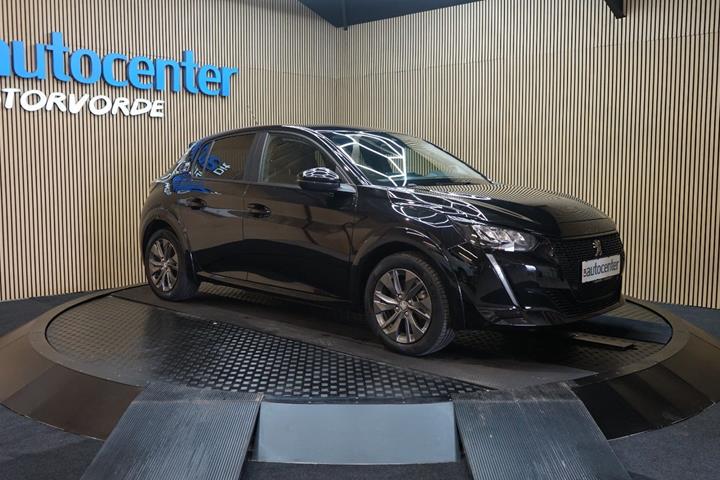 Sort Peugeot e-208 fra 2022 set udefra