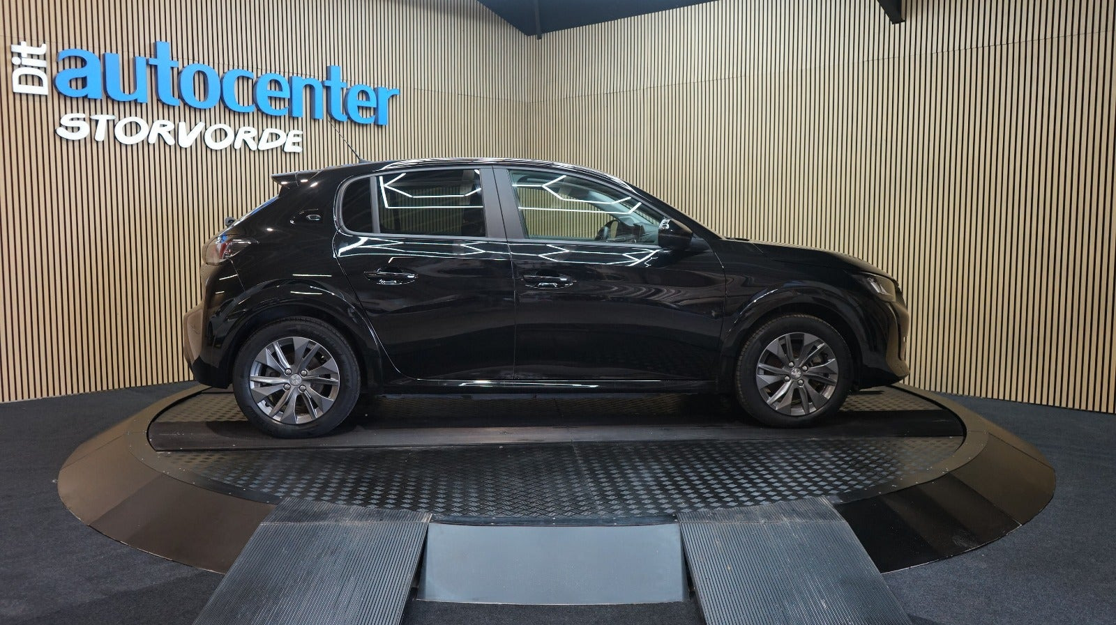 Sort Peugeot e-208 fra 2022