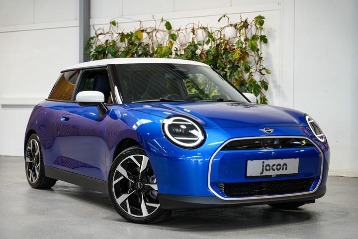 Blå Mini Cooper SE fra 2024 set udefra