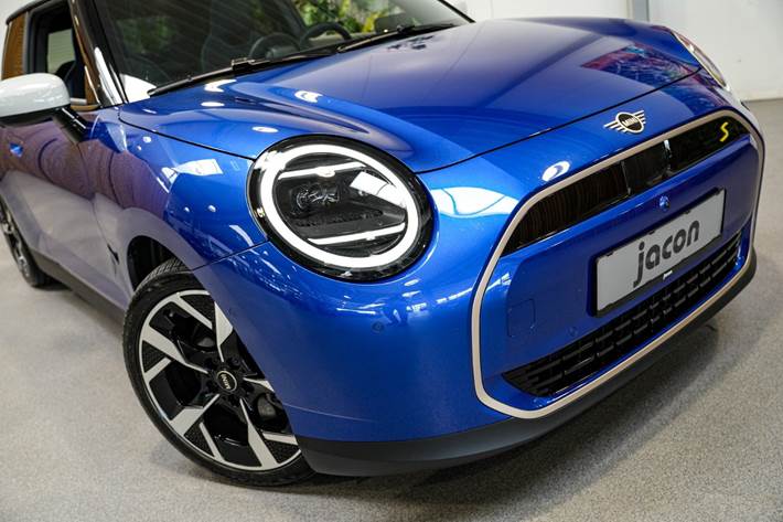 Blå Mini Cooper SE fra 2024