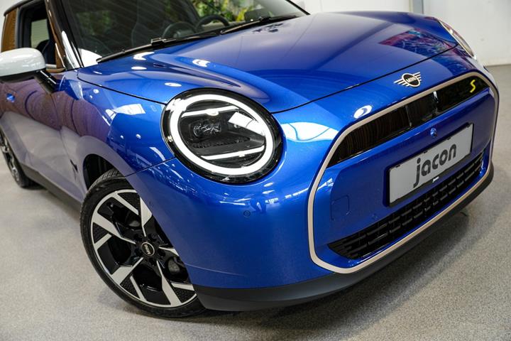 Blå Mini Cooper SE fra 2024