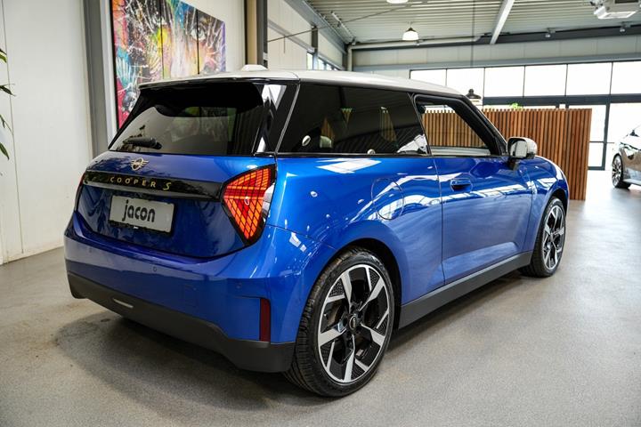 Blå Mini Cooper SE fra 2024