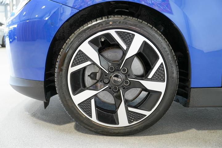 Blå Mini Cooper SE fra 2024