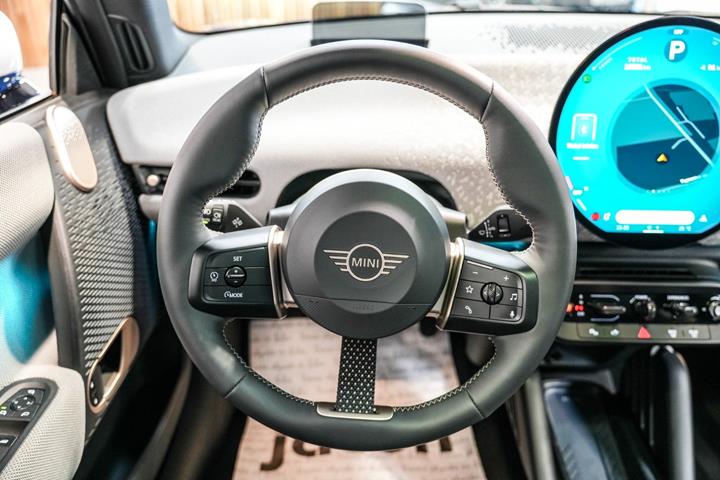 Blå Mini Cooper SE fra 2024