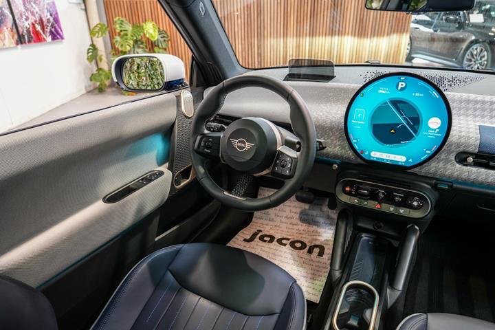 Blå Mini Cooper SE fra 2024