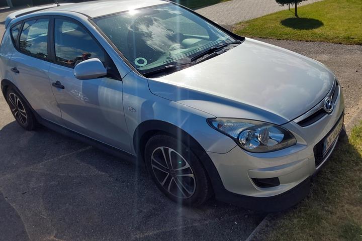 Grå Hyundai i30 fra 2010