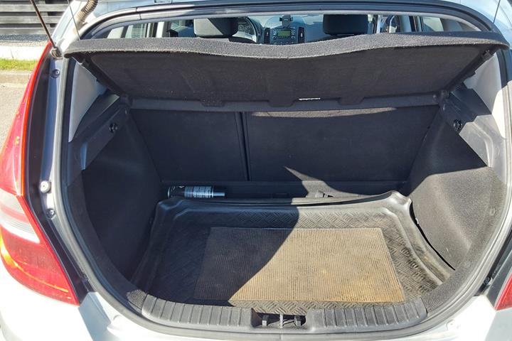 Grå Hyundai i30 fra 2010