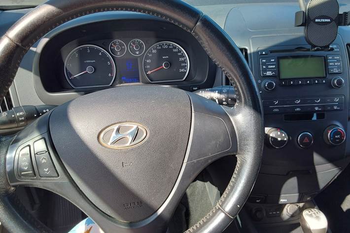 Grå Hyundai i30 fra 2010