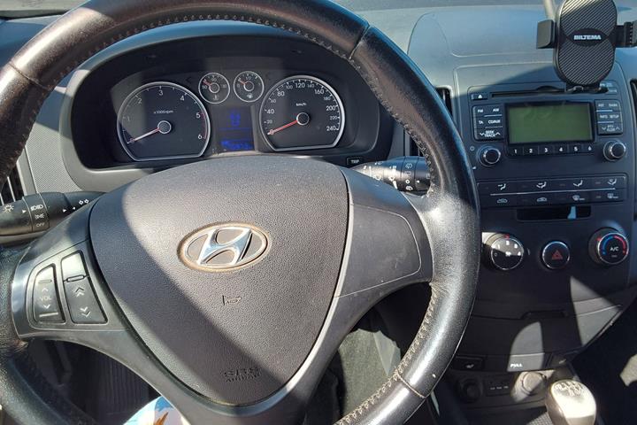 Grå Hyundai i30 fra 2010
