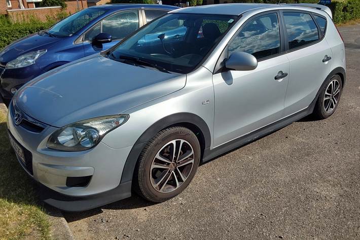 Grå Hyundai i30 fra 2010