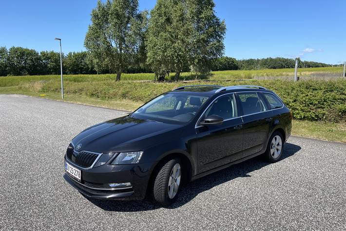 Sort Skoda Octavia fra 2017