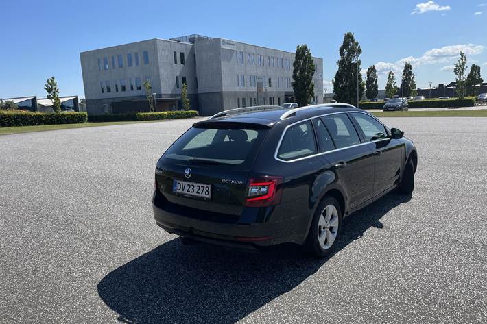 Sort Skoda Octavia fra 2017