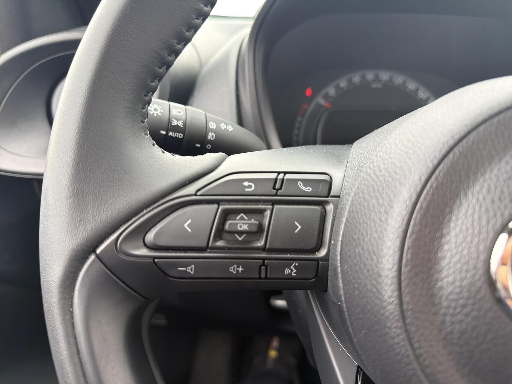 Grå Toyota Aygo X fra 2024